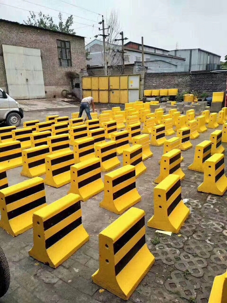 水泥道路隔离墩